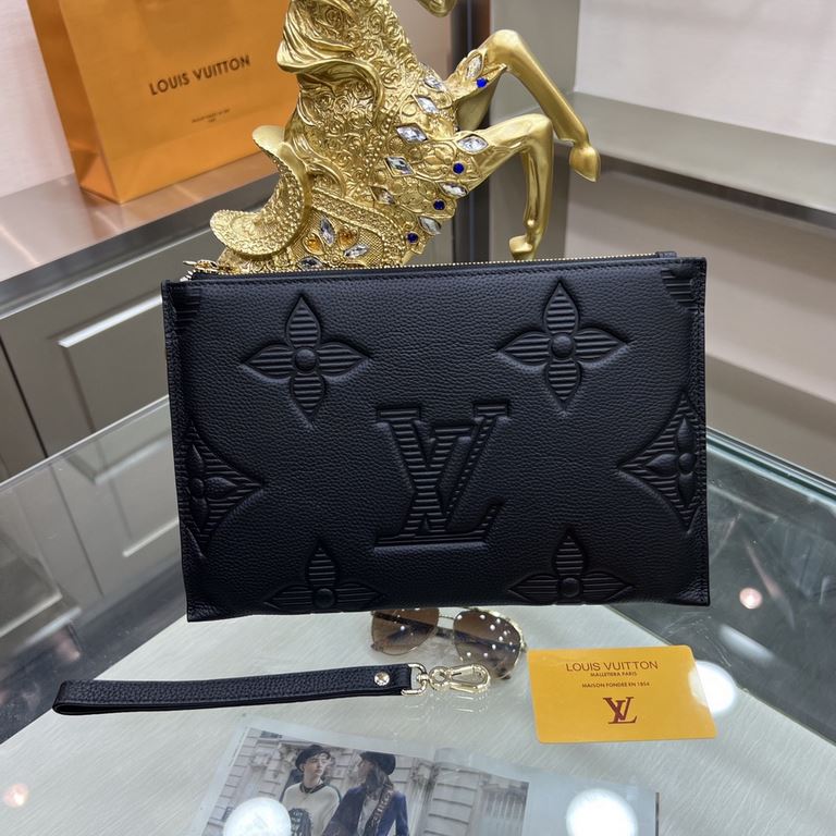 New  LOUIS VUITTON (Louis Vuitton)   the latest clutch bag Not only the bag type to do well, and the quality is also very fine, the use of imported cowhide embossed production, hardware supporting the style of simple and