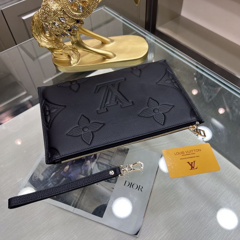 New  LOUIS VUITTON (Louis Vuitton)   the latest clutch bag Not only the bag type to do well, and the quality is also very fine, the use of imported cowhide embossed production, hardware supporting the style of simple and