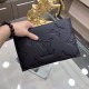 New  LOUIS VUITTON (Louis Vuitton)   the latest clutch bag Not only the bag type to do well, and the quality is also very fine, the use of imported cowhide embossed production, hardware supporting the style of simple and