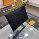 New  LOUIS VUITTON (Louis Vuitton)   the latest clutch bag Not only the bag type to do well, and the quality is also very fine, the use of imported cowhide embossed production, hardware supporting the style of simple and