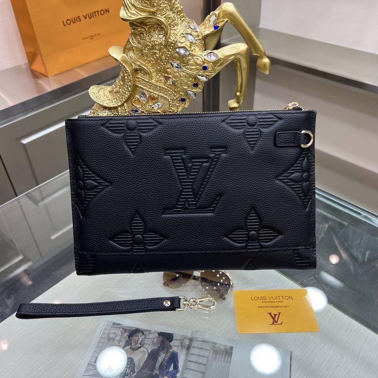 New  LOUIS VUITTON (Louis Vuitton)   the latest clutch bag Not only the bag type to do well, and the quality is also very fine, the use of imported cowhide embossed production, hardware supporting the style of simple and