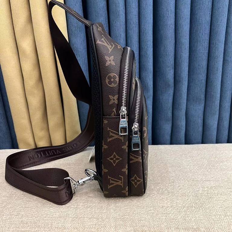 So many people looking at the bag!  LV is not good to sell turn the picture know. Newest 2020 Launched Men's Chest Bag, Selected Leather - High-grade Imported Cowhide Leather, Imported Lining Design  Uniform alignment [B