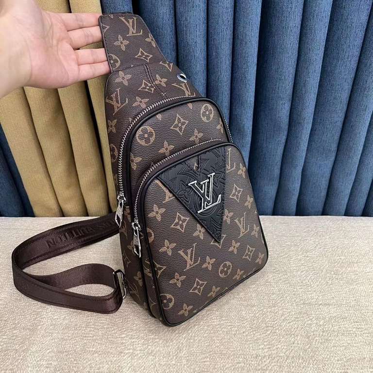 So many people looking at the bag!  LV is not good to sell turn the picture know. Newest 2020 Launched Men's Chest Bag, Selected Leather - High-grade Imported Cowhide Leather, Imported Lining Design  Uniform alignment [B