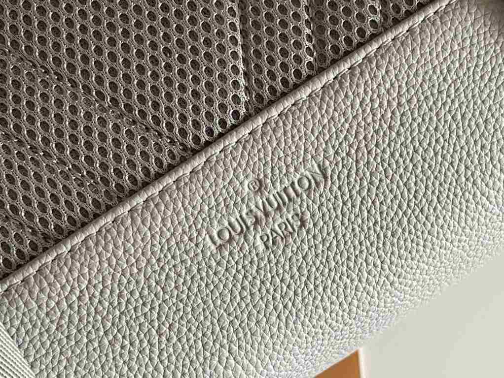 The new LV Aerogram shoulder bag from   Top OriginalsM59325 revolutionizes trendsetting with its elegance. The fine calfskin leather is as supple as an old-fashioned airmail stationery and is embellished with a matte met