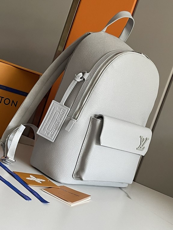 The new LV Aerogram shoulder bag from   Top OriginalsM59325 revolutionizes trendsetting with its elegance. The fine calfskin leather is as supple as an old-fashioned airmail stationery and is embellished with a matte met