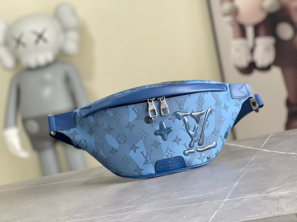 New Men's Chest Pack Lv Chest Pack with beautiful design details featuring a zipper for easy access, you can carry this stylish fanny pack effortlessly no matter what your vibe. The interior is adorned with a simple yet 