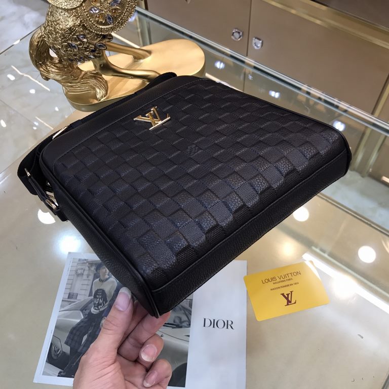 New  LOUIS VUITTON (Louis Vuitton)   2021 latest shoulder bag is not only the bag type to do a good job, but also the quality is very fine, the front pocket of the classic embossed, semi-stereotypes design, hardware supp