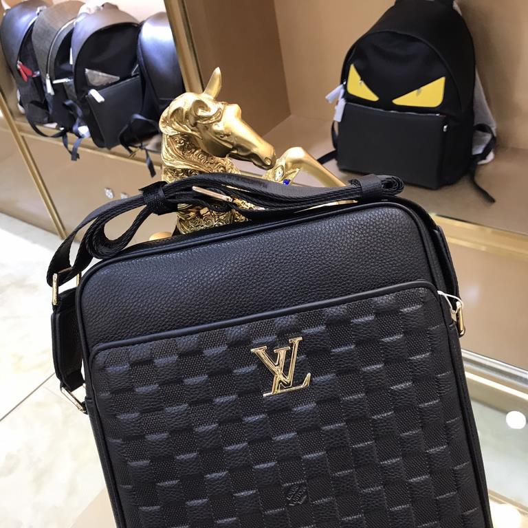 New  LOUIS VUITTON (Louis Vuitton)   2021 latest shoulder bag is not only the bag type to do a good job, but also the quality is very fine, the front pocket of the classic embossed, semi-stereotypes design, hardware supp