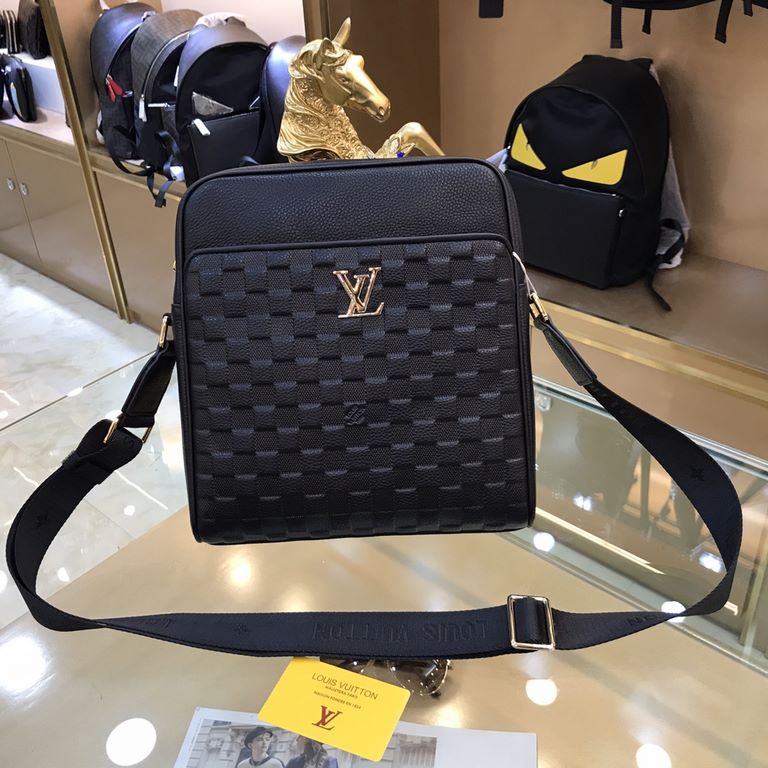 New  LOUIS VUITTON (Louis Vuitton)   2021 latest shoulder bag is not only the bag type to do a good job, but also the quality is very fine, the front pocket of the classic embossed, semi-stereotypes design, hardware supp