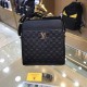 New  LOUIS VUITTON (Louis Vuitton)   2021 latest shoulder bag is not only the bag type to do a good job, but also the quality is very fine, the front pocket of the classic embossed, semi-stereotypes design, hardware supp