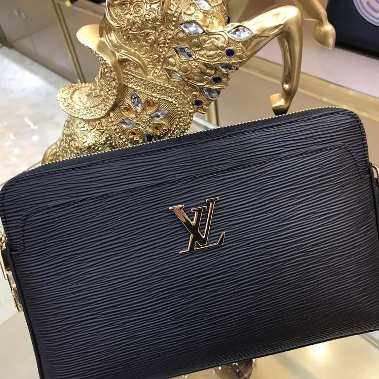 New  LOUIS VUITTON (Louis Vuitton)  2021 latest clutch bag Not only the bag type is well done, but also the quality is very fine, using imported buffalo leather, semi-stereotypical design, hardware supporting the style i