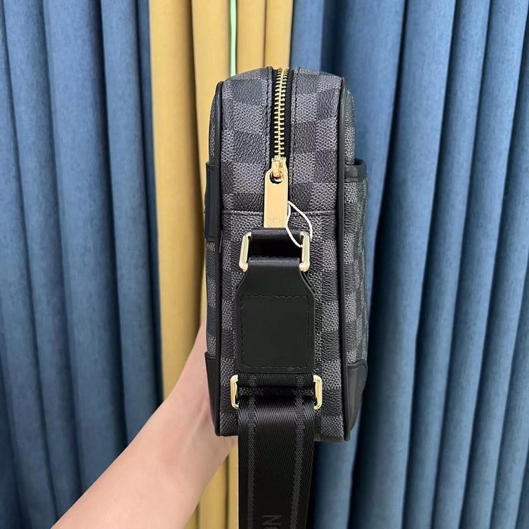 】LV Crossbody BagModel 2367-2Size 31-21-7Counter new    Heavy hit replica   original leather replica   leather super soft   super large capacity   customized counter original hardware  smooth zipper    perfect craftsmans