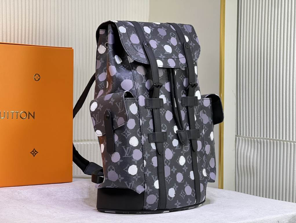 M46403Louis Vuitton renews its collaboration with renowned Japanese artist Yayoi Kusama with the Louis Vuitton x Yayoi Kusama Collection. The LV x YK Christopher Medium Shoulder Bag pays homage to the classic art and cra