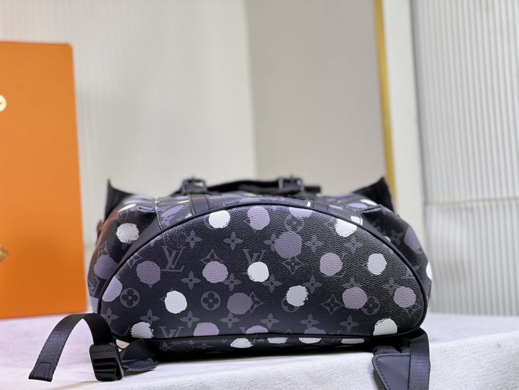 M46403Louis Vuitton renews its collaboration with renowned Japanese artist Yayoi Kusama with the Louis Vuitton x Yayoi Kusama Collection. The LV x YK Christopher Medium Shoulder Bag pays homage to the classic art and cra