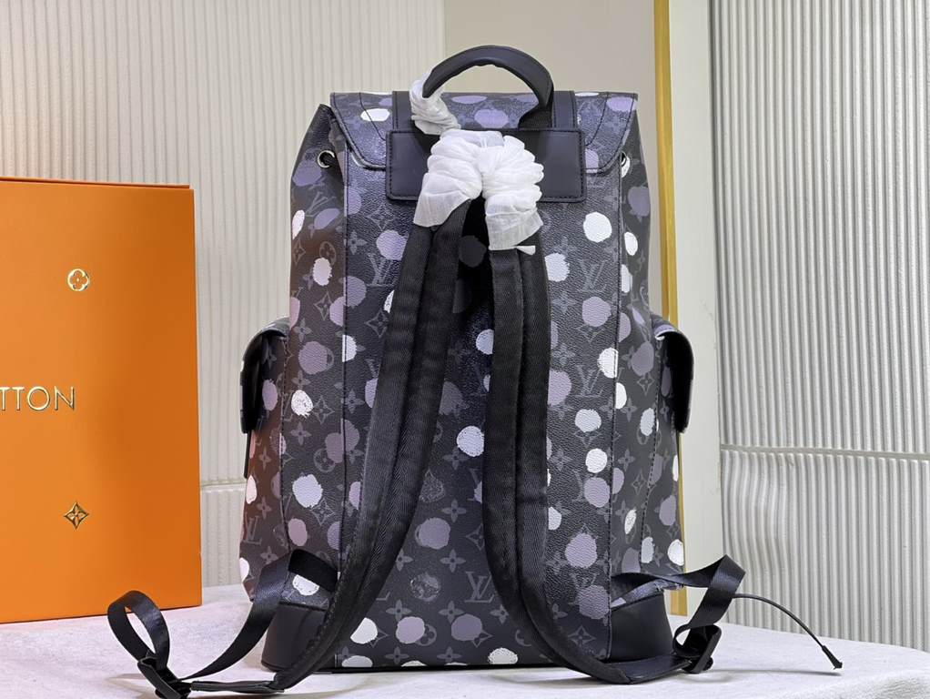 M46403Louis Vuitton renews its collaboration with renowned Japanese artist Yayoi Kusama with the Louis Vuitton x Yayoi Kusama Collection. The LV x YK Christopher Medium Shoulder Bag pays homage to the classic art and cra