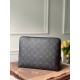 LV Louis Vuitton is the first to use the pouch in the world's most prestigious luxury brand, and it's the first to use the pouch in the world's most prestigious brand.The new pouch clutch is made of damier graphite canva