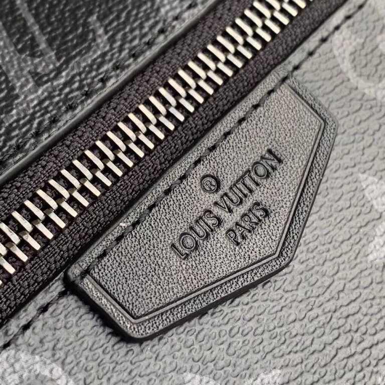 LV Louis Vuitton is the first to use the pouch in the world's most prestigious luxury brand, and it's the first to use the pouch in the world's most prestigious brand.The new pouch clutch is made of damier graphite canva