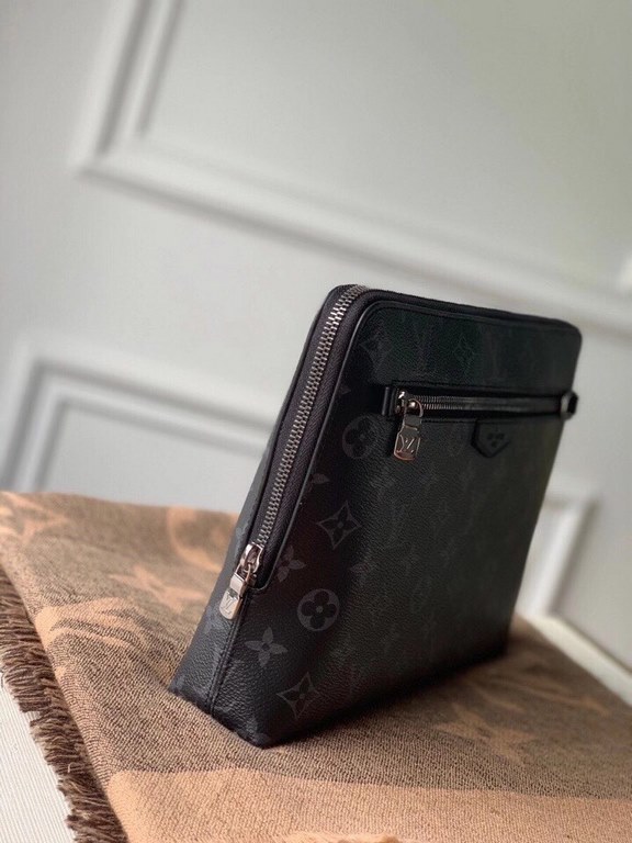 LV Louis Vuitton is the first to use the pouch in the world's most prestigious luxury brand, and it's the first to use the pouch in the world's most prestigious brand.The new pouch clutch is made of damier graphite canva