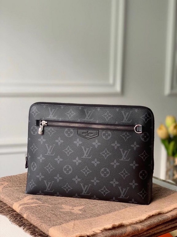 LV Louis Vuitton is the first to use the pouch in the world's most prestigious luxury brand, and it's the first to use the pouch in the world's most prestigious brand.The new pouch clutch is made of damier graphite canva