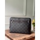 LV Louis Vuitton is the first to use the pouch in the world's most prestigious luxury brand, and it's the first to use the pouch in the world's most prestigious brand.The new pouch clutch is made of damier graphite canva