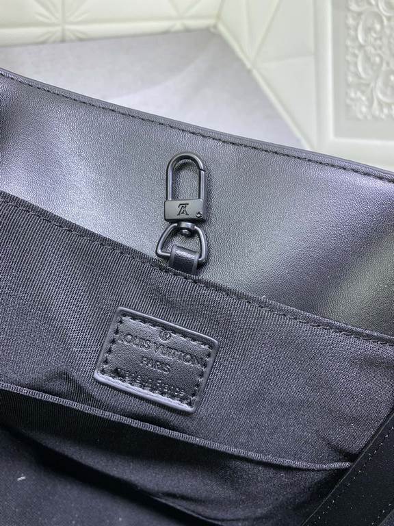 Upgrade the original M46451 Black Flower. Old Flower Embossed The spacious version of the Sac Plat line, the Sac Plat 24H is a great bag for short trips with its leather lining, large pockets and ample interior. The leat