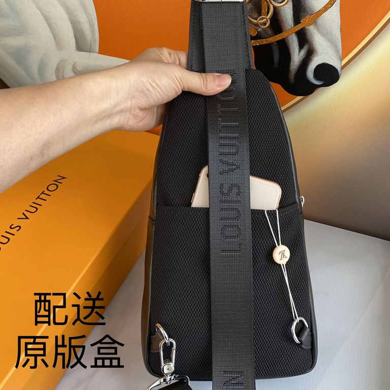 The latest style ＜LV＞ men's   chest bag   hot shipping   (physical photos   without adding any effect) original imported first layer cowhide   leather feel soft and comfortable   thoughtful design headphone cable drillin