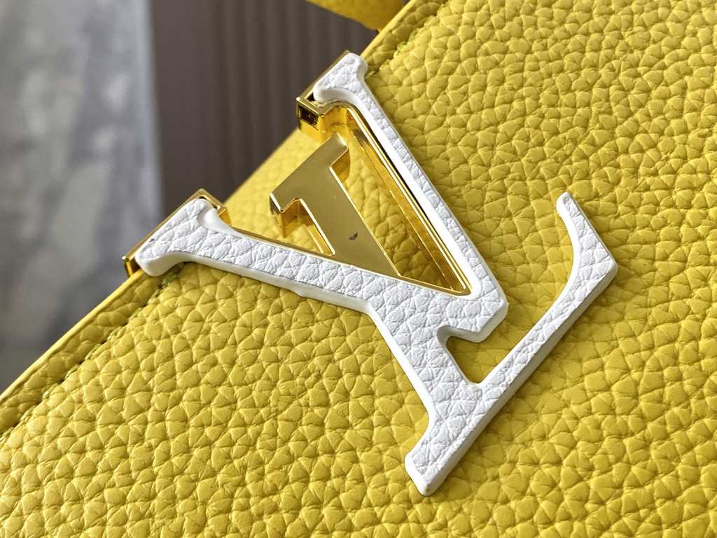 EXCLUSIVE PHOTO - M59468This Capucines BB handbag is shaped in full-grain cowhide leather in the compact size of the Capucines collection, with LV's letters, signature side loops, and a floral Monogram flap.Detailed feat