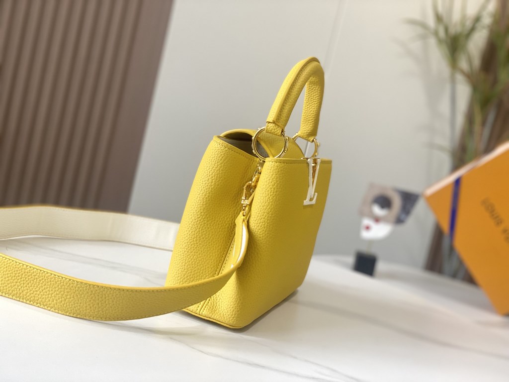 EXCLUSIVE PHOTO - M59468This Capucines BB handbag is shaped in full-grain cowhide leather in the compact size of the Capucines collection, with LV's letters, signature side loops, and a floral Monogram flap.Detailed feat