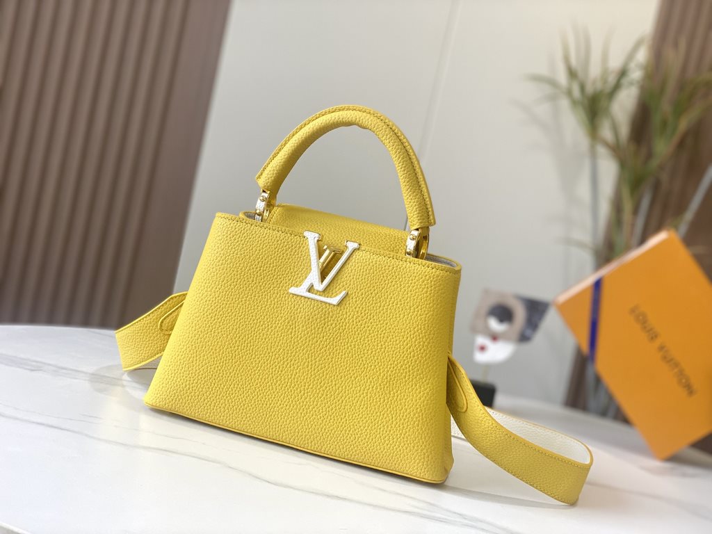 EXCLUSIVE PHOTO - M59468This Capucines BB handbag is shaped in full-grain cowhide leather in the compact size of the Capucines collection, with LV's letters, signature side loops, and a floral Monogram flap.Detailed feat