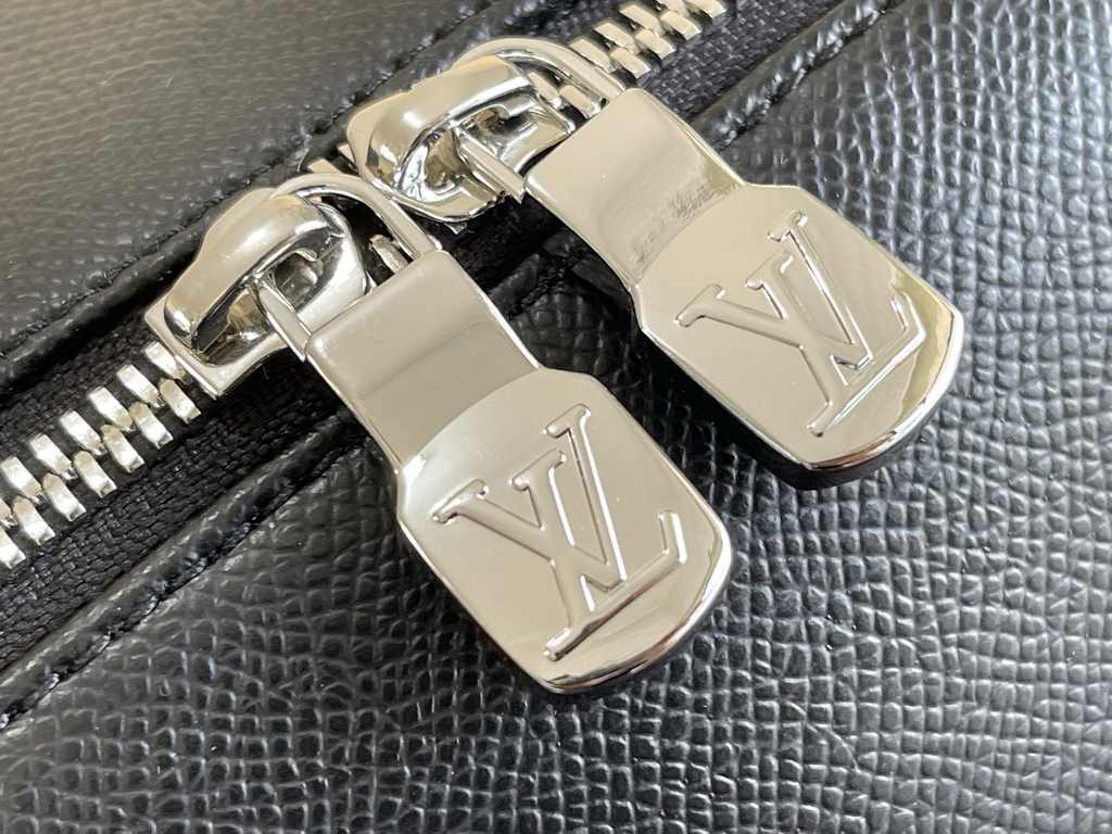 LV's finest original    M30735 Discovery small shoulder bag is clad in the new 2020 Damier Cobalt Race canvas, embellished with orange detailing and a dynamic interpretation of the Louis Vuitton logo that conveys the spi