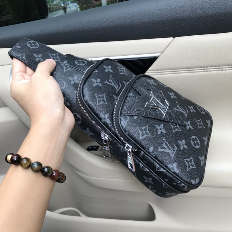 So many people looking at the bag!  LV is not good to sell turn the picture know. Latest 2020 Launched Men's Chest Bag, Selected Leather - High-grade Imported Cowhide Leather, Imported Lining Design  Uniform alignment [B