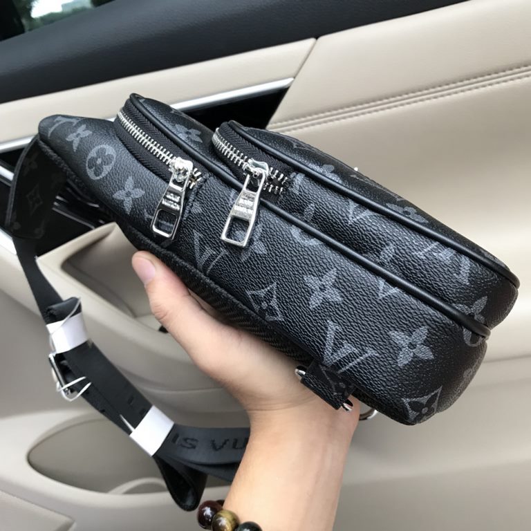 So many people looking at the bag!  LV is not good to sell turn the picture know. Latest 2020 Launched Men's Chest Bag, Selected Leather - High-grade Imported Cowhide Leather, Imported Lining Design  Uniform alignment [B