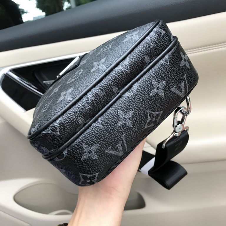 So many people looking at the bag!  LV is not good to sell turn the picture know. Latest 2020 Launched Men's Chest Bag, Selected Leather - High-grade Imported Cowhide Leather, Imported Lining Design  Uniform alignment [B