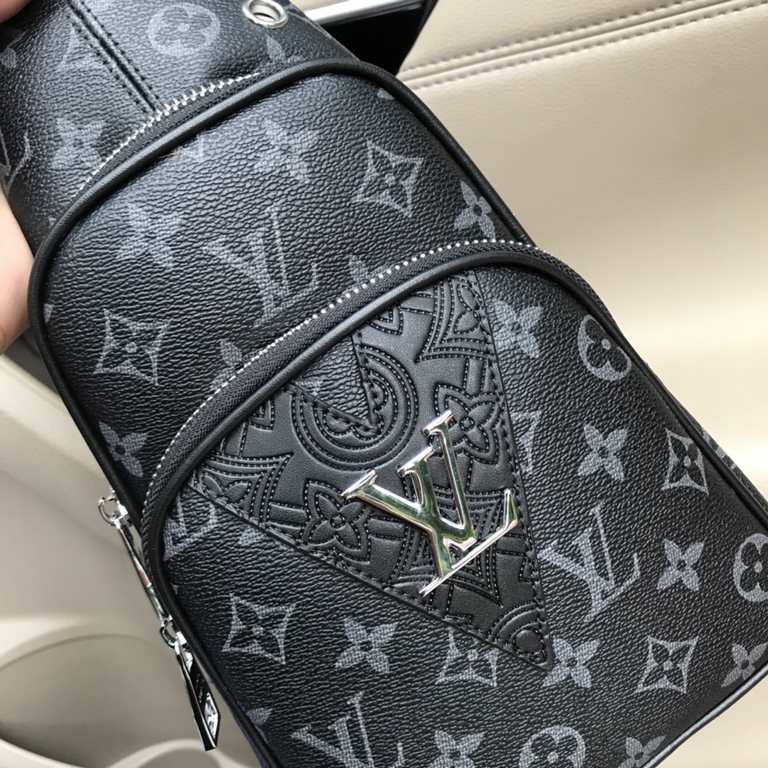 So many people looking at the bag!  LV is not good to sell turn the picture know. Latest 2020 Launched Men's Chest Bag, Selected Leather - High-grade Imported Cowhide Leather, Imported Lining Design  Uniform alignment [B