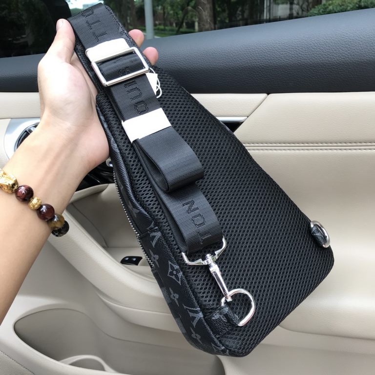 So many people looking at the bag!  LV is not good to sell turn the picture know. Latest 2020 Launched Men's Chest Bag, Selected Leather - High-grade Imported Cowhide Leather, Imported Lining Design  Uniform alignment [B