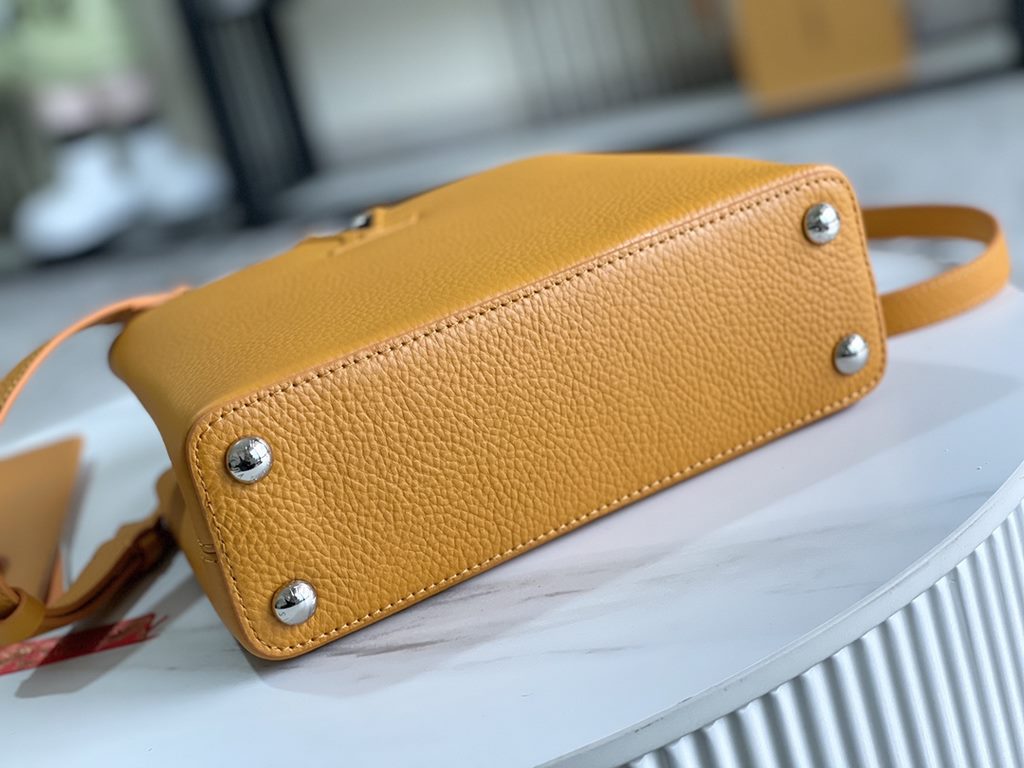 Premium with full set of counter packaging   [Premium Boutique Original Leather M56071  M94517 Light Yellow Silver Buckle]The first Louis Vuitton store opened on the Rue du Capucine in Paris, the Capucines handbag is as 