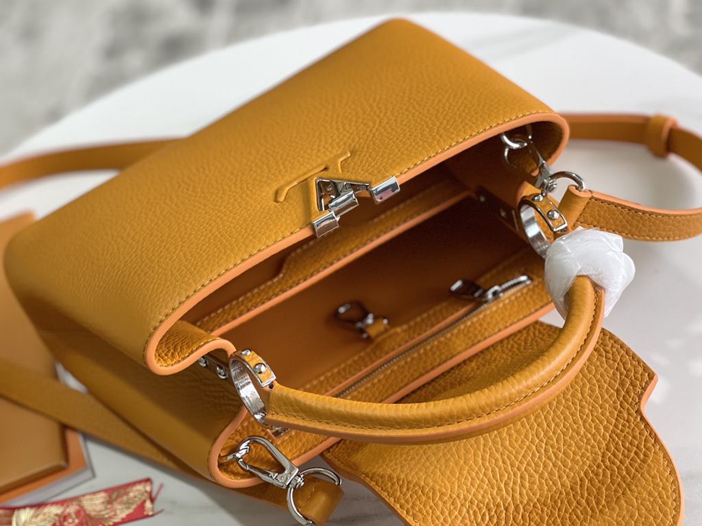 Premium with full set of counter packaging   [Premium Boutique Original Leather M56071  M94517 Light Yellow Silver Buckle]The first Louis Vuitton store opened on the Rue du Capucine in Paris, the Capucines handbag is as 