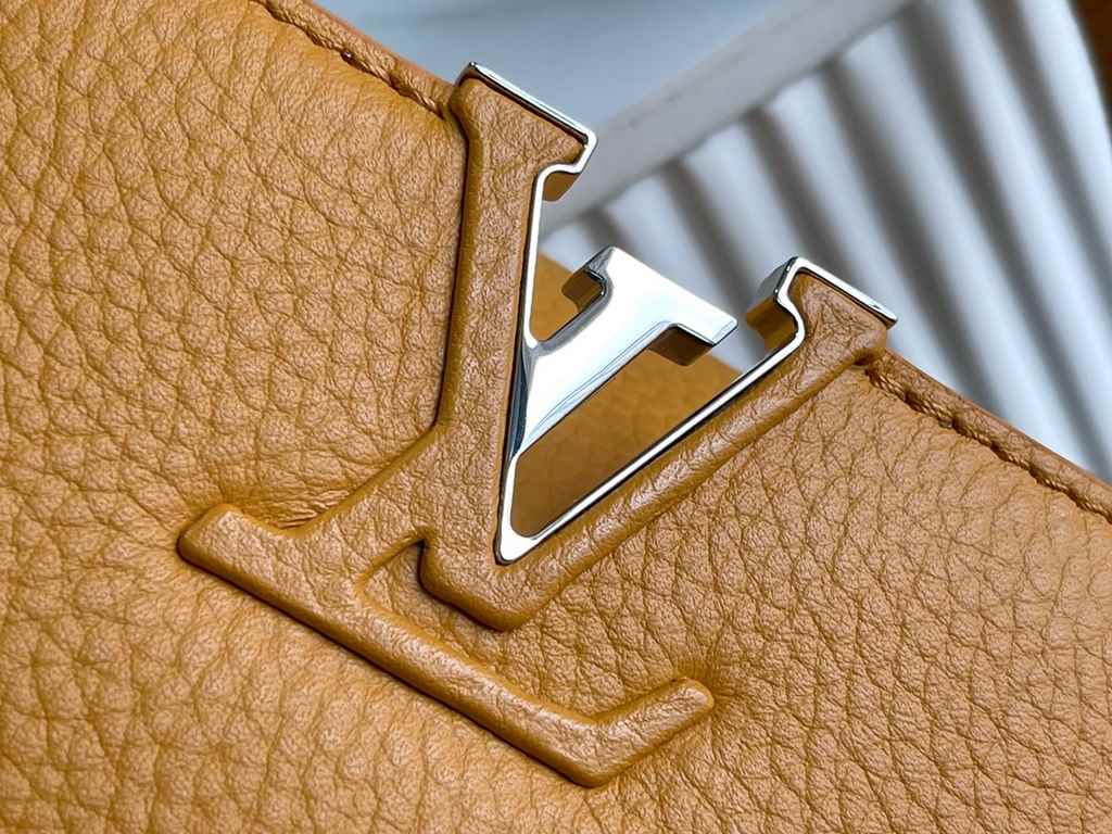 Premium with full set of counter packaging   [Premium Boutique Original Leather M56071  M94517 Light Yellow Silver Buckle]The first Louis Vuitton store opened on the Rue du Capucine in Paris, the Capucines handbag is as 