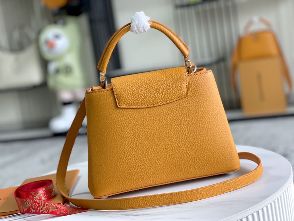 Premium with full set of counter packaging   [Premium Boutique Original Leather M56071  M94517 Light Yellow Silver Buckle]The first Louis Vuitton store opened on the Rue du Capucine in Paris, the Capucines handbag is as 