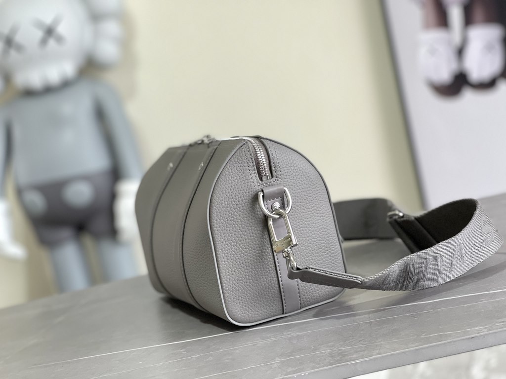 The CITY KEEPALL handbag is an elegant choice for everyday use! CITY KEEPALL HANDBAG 】 m59328 Gray The City Keepall handbag invokes the classic design of Louis Vuitton's Keepall handbag to create an elegant choice for ev