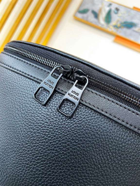 [LV M57079 Shoulder Bag]    Aerogram shoulder bag revolutionizes trends with elegance. The fine calfskin is as supple as an old-fashioned airmail letter, embellished with a matte metal logo. The main compartment and flap