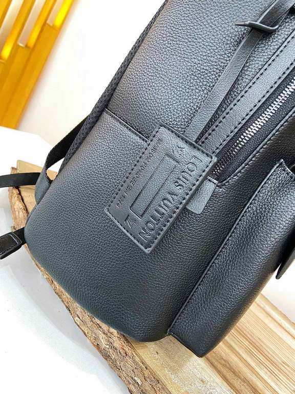 [LV M57079 Shoulder Bag]    Aerogram shoulder bag revolutionizes trends with elegance. The fine calfskin is as supple as an old-fashioned airmail letter, embellished with a matte metal logo. The main compartment and flap