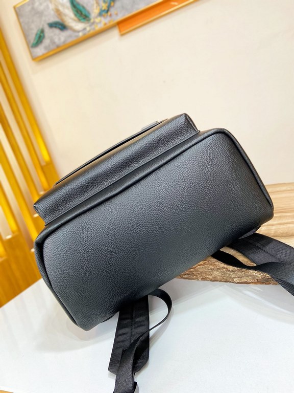 [LV M57079 Shoulder Bag]    Aerogram shoulder bag revolutionizes trends with elegance. The fine calfskin is as supple as an old-fashioned airmail letter, embellished with a matte metal logo. The main compartment and flap