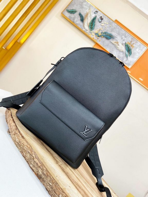 [LV M57079 Shoulder Bag]    Aerogram shoulder bag revolutionizes trends with elegance. The fine calfskin is as supple as an old-fashioned airmail letter, embellished with a matte metal logo. The main compartment and flap