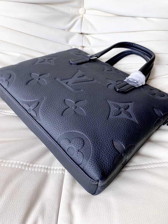 Brand Name】：LV new 【Product Specifications】：39296cm 【Material】：Original first layer in the Lychee grain cowhide   original hardware 【Product Details】：Black top workmanship 【Model】：901-5