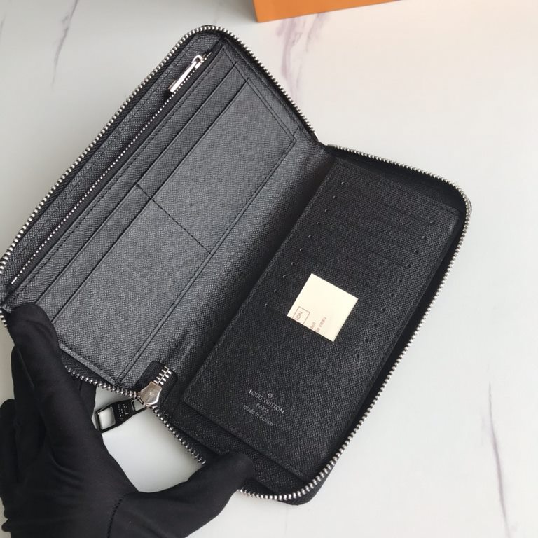 The  M63095 Zippy Vertical wallet hides functional details beneath its sleek lines. The classic Taga leather is soft and durable, while the silver-tone metal LV logo symbolizes the Louis Vuitton family identity. With mul