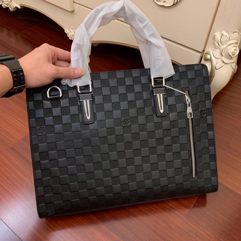 Out of the shipment ah [hey ha] Lv . Briefcase Genuine YKK hardware, get your hands on it and you'll understand how good Italy    plain cowhide leather (market exclusive), removable shoulder strap, large and small body c