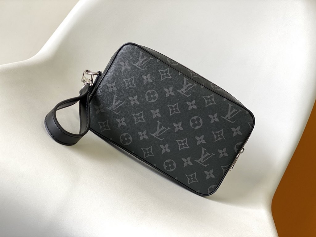 Top quality original  M41663 Lychee N41664 Black Check N41663 Non-Check M42838 Old Flower M41663 Black Flower Clutch The Pochette Kasai clutch is shaped in subtle Taga leather with a compact shape and LV lettering at the