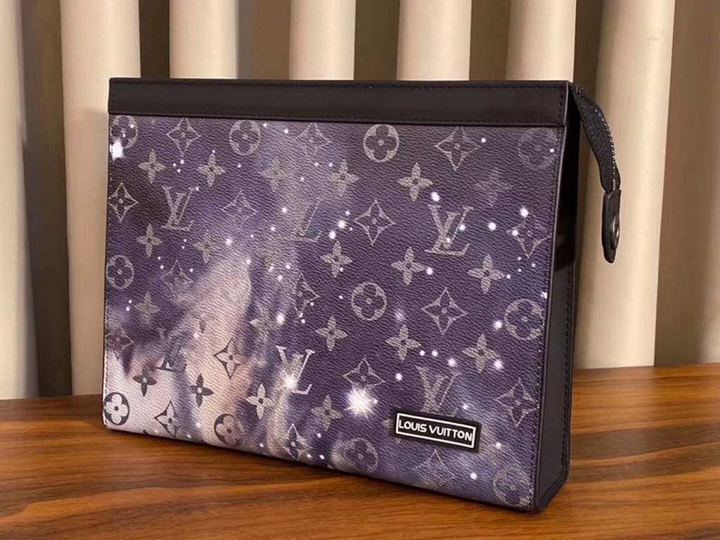 LV Clutch Upgraded Original Quality  M61690 Starry Night Clutch Setting its sights on the radiant, infinite vastness of space, the Pochette Voyage handbag has been reimagined for the pre-springsummer preview collection. 