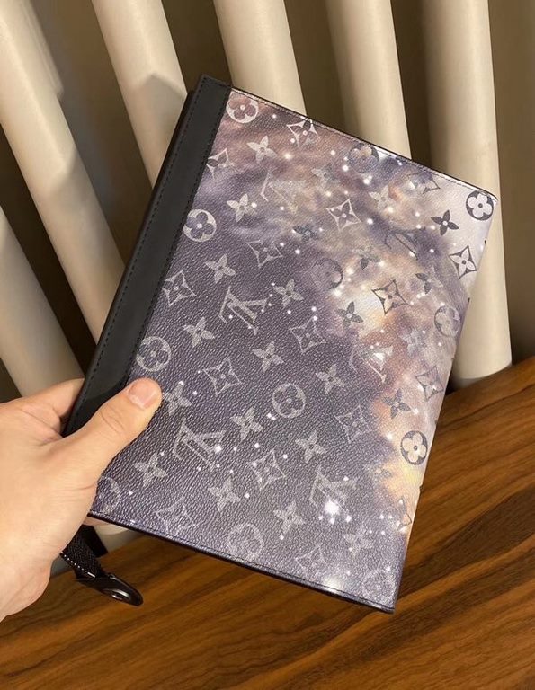 LV Clutch Upgraded Original Quality  M61690 Starry Night Clutch Setting its sights on the radiant, infinite vastness of space, the Pochette Voyage handbag has been reimagined for the pre-springsummer preview collection. 